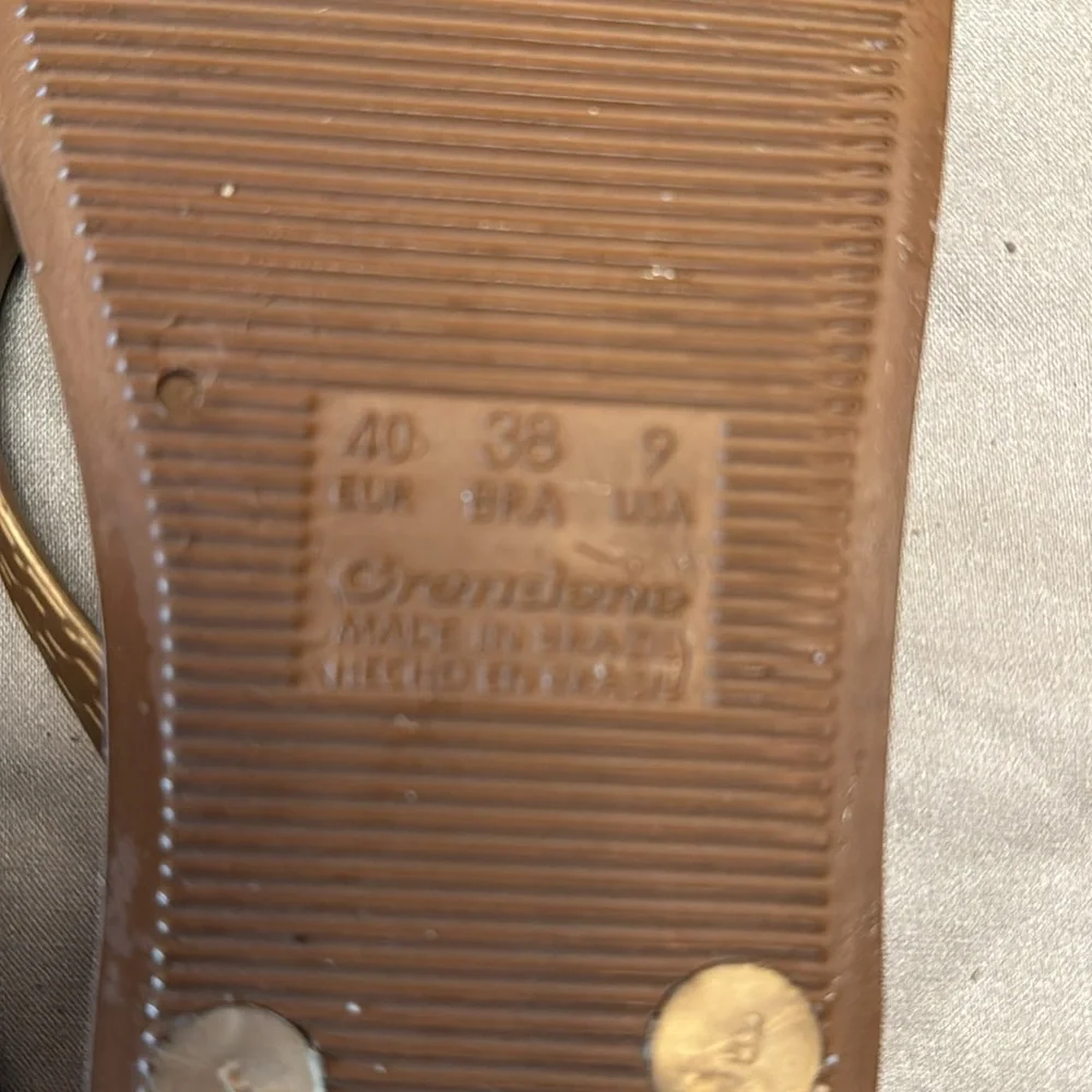 Ipanema Flip flops Size 8-8 1/2 Gold thongs w/bronze bottom. EUC - Picture 3 of 5